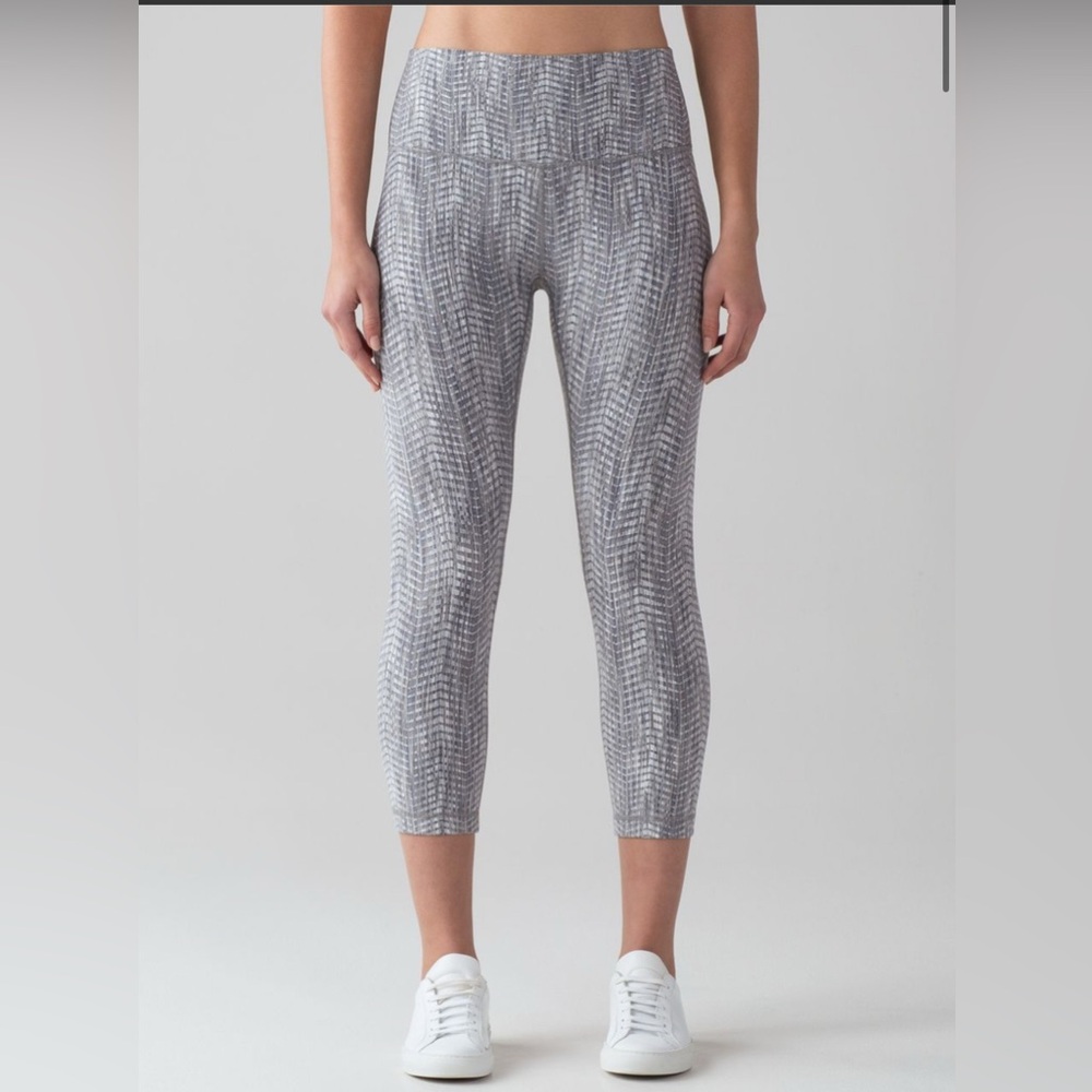 Lululemon Wunder Under Crop Hi-Rise
Luon Arrow Jacquard Battleship Silver Spn 6